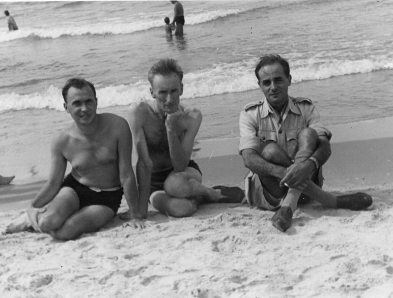 Jerzy Giedroyc, Józef Czapski i Józef A. Zielicki na plaży, Herzliya koło Tel Awiwu, listopad 1943., fot. ze zbiorów Instytuty Literackiego
